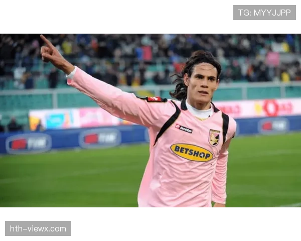 卡瓦尼技术特点解析：现代足球前锋角色重塑的新趋势